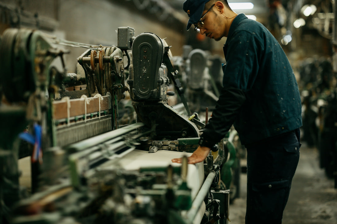生産背景:岡山県「旧式シャトル織機」